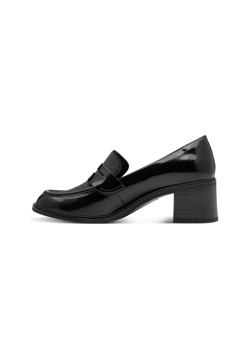 Chaussure en cuir verni noir avec un bout arrondi, un détail de sangle décoratif et un talon carré. Fini brillant et accents texturés sur la sangle.