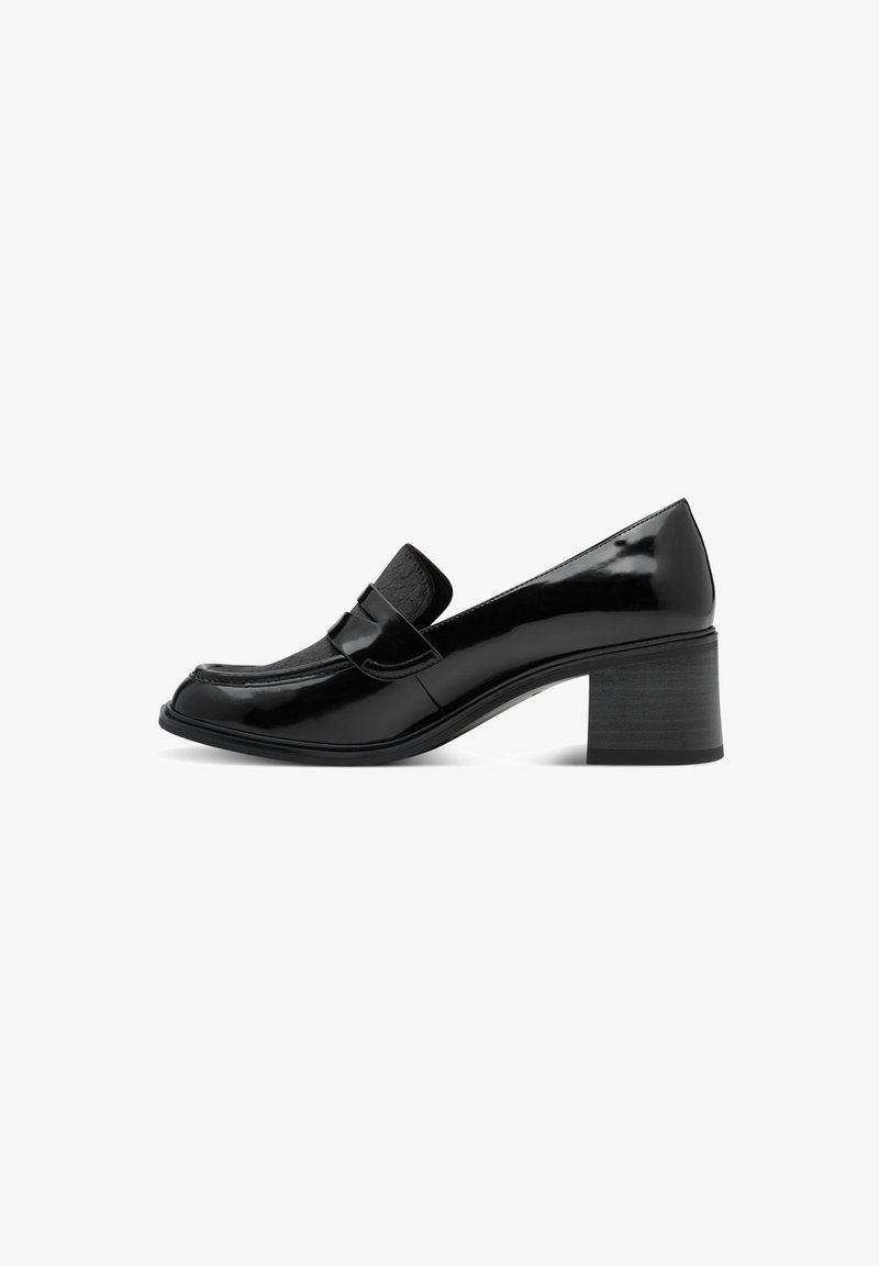 Chaussure en cuir verni noir avec un bout arrondi, un détail de sangle décoratif et un talon carré. Fini brillant et accents texturés sur la sangle.