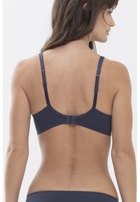 Marineblauwe beha met verstelbare schouderstraps en een haaksluiting. Glad materiaal en minimalistisch ontwerp, met een ronde achterkant en zonder extra accenten.