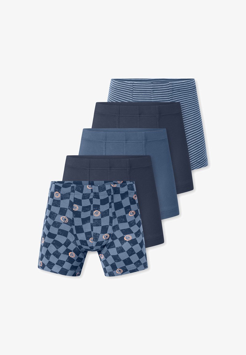 Vijf paar jongensboxershorts in marineblauwe en blauwe tinten, waaronder effen kleuren, strepen en met patronen van dambord en smileys.