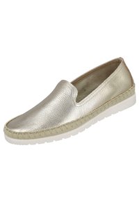 Zapato slip-on metálico dorado con parte superior de cuero texturizado, que presenta una suela blanca flexible y costuras decorativas alrededor del borde.