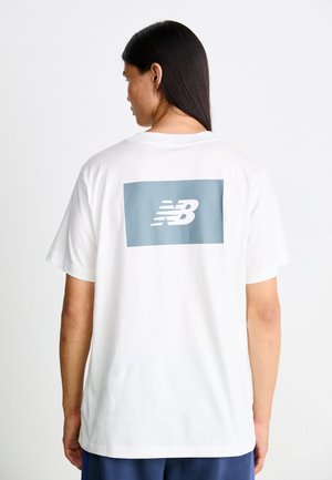 New Balance LOGO - Camiseta estampada - white