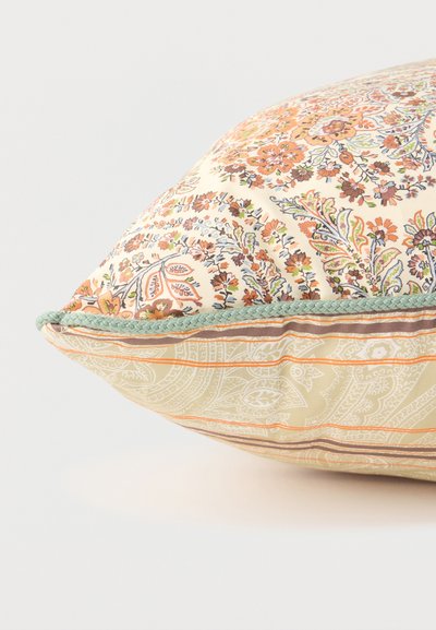 Coussin carré avec motifs floraux complexes orange et marron, bordure tressée verte et panneau arrière beige rayé de cachemire.