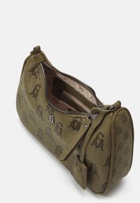 Oliven grøn håndtaske med prægede logo mønster, lynlåslukning og læderrem. Indvendigt har den et hovedrum og en lille lynlåslomme.