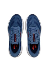 Zapatillas deportivas azules con parte superior texturizada, que presentan paneles de malla, cordones y una suela blanca. El nombre de la marca "Brooks" es visible en la lengüeta y los lados.