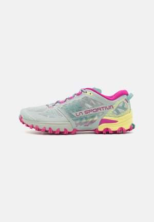 Baskets de course bleu clair avec des accents roses et jaunes, tige en maille texturée, semelle en caoutchouc robuste avec des crampons prononcés pour une meilleure traction.