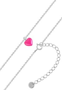 Bracciale a catena in argento con pendente a forma di cuore rosa lucido e un clasp rotondo in argento con un piccolo logo. Lunghezza regolabile con catene di estensione.