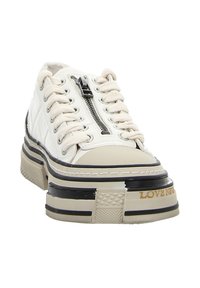 Weißer Sneaker aus Kunstleder mit gesteppter Musterung, cremefarbenen Schnürsenkeln, silbernem Reißverschluss, klobiger schwarzer Sohle und goldfarbenem "LOVE NEVER" Schriftzug.