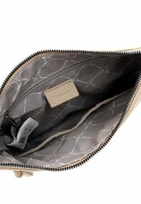 Pochette zippée en cuir beige avec un intérieur gris à motifs, dotée d'une poche centrale, d'un revêtement en tissu et d'une petite étiquette.