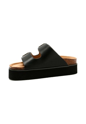 Sandalo nero in pelle tipo slide con due cinturini regolabili, soletta in sughero e suola platform nera spessa mostrato di lato.