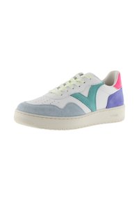 Sneaker bianco con accenti in suede blu chiaro e verde texturizzati, tallone viola e lacci giallo neon. Presenta una punta perforata e una suola in schiuma.