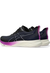Baskets de course en tricot noir et marine avec des accents blancs et violets, une silhouette élégante et un design de tige texturé. Semelle en mousse légère.