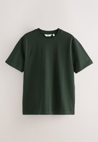 Camiseta de algodón verde, de manga corta, cuello redondo, textura suave, diseño sencillo, sin patrones o adornos visibles.