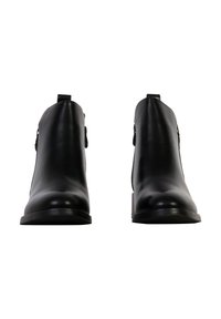 Bottes courtes en cuir noir à texture lisse, bout arrondi, petit talon et languette à l'arrière ; dotées d'une fermeture éclair sur le côté.