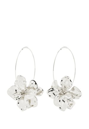 Sølv øreringe i hoop med store, teksturerede fembladede blomst charms, der hænger midt i hver hoop.