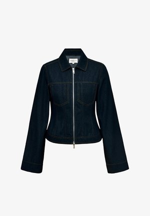 Giacca di jeans scura con silhouette aderente, chiusura con zip, colletto a punta, due tasche sul petto e cuciture gialle a contrasto.