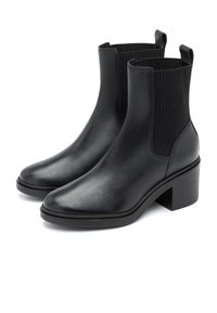 Czarne skórzane botki za kostkę z elastycznymi panelami bocznymi, zaokrąglonym noskiem i słupkowym obcasem. Gładka tekstura z eleganckim, minimalistycznym designem.