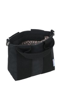 Bolsa de tela negra con un cuerpo texturizado y dos asas resistentes. En el interior presenta un forro con manchas rosas y un bolsillo con cremallera. Diseño compacto.