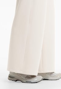 OYSHO SOFT TOUCH STRAIGHT-LEG STRIPED - Pantalon classique - sand