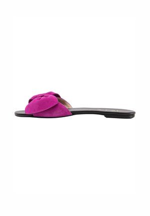 Fuchsia suede slip-on sandaal met een getextureerde strikaccent op de bovenkant. Zwarte zool, platte uitvoering, open teen stijl.