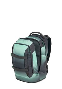 Sac à dos avec un design dégradé en teal et gris foncé, muni de plusieurs compartiments, fermetures éclair et bretelles réglables. Texture de tissu durable.