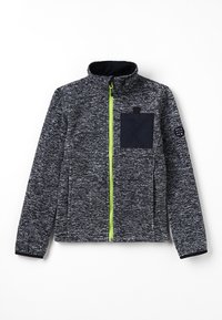 Polarowa kurtka w ciemnoszarym kolorze z fakturowanym wzorem, z jaskrawozielonym zamek błyskawicznym, wysokim kołnierzem i granatową kieszenią na piersi.