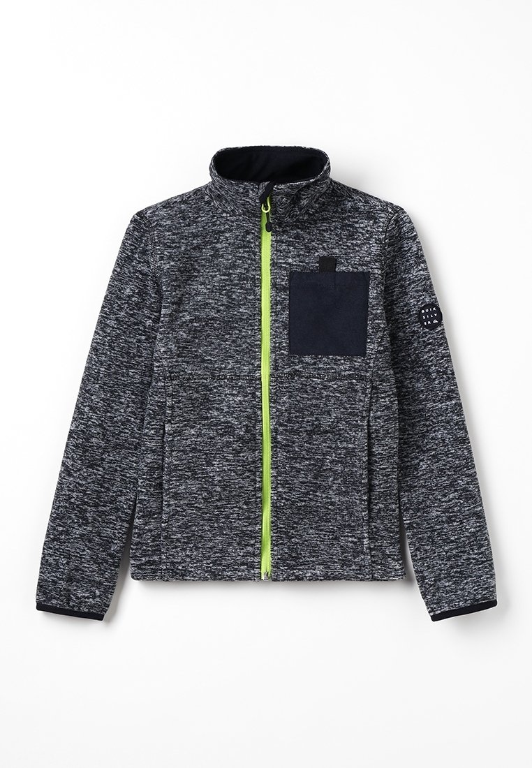 Polarowa kurtka w ciemnoszarym kolorze z fakturowanym wzorem, z jaskrawozielonym zamek błyskawicznym, wysokim kołnierzem i granatową kieszenią na piersi.