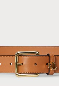 Konkretā krāsā ādas josta ar zelta toņu taisnstūra sprādzi, mazu logotipa akcentu un vienmērīgi izvietotām caurumiem regulēšanai.