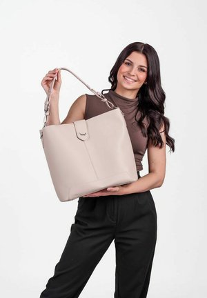Beige kožená kabelka se strukturovaným designem a jedním ramenním popruhem, s předním klopovým uzávěrem a minimalistickými akcenty.