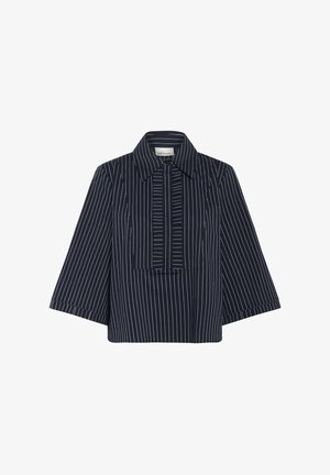 Marinblus med vita vertikala ränder, med spridd krage, korta vida ärmar och plisserad detalj framtill. Slät tygtextur.