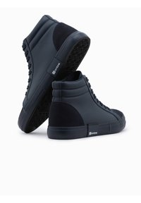 Zapatillas altas de navy con acentos de goma suave y ante, suela texturizada, puntera de goma y detalle con logo en el lateral.