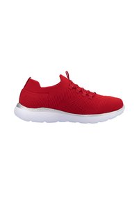 Des chaussures de sport rouges en tissu tricoté respirant, avec un design texturé, un profil bas et une semelle en caoutchouc blanc avec des accents argentés.