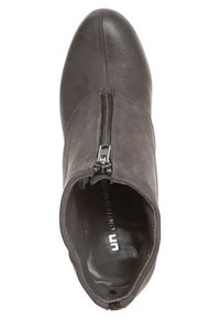 Bottine en cuir gris avec fermeture éclair avant et bout arrondi, vue de dessus montrant la semelle intérieure avec le logo de la marque.