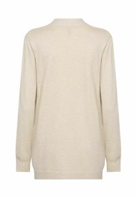 Beige svetr s dlouhým rukávem a vysokým límcem, žebrovanými manžetami a spodním lemem. Měkká textura, minimalistický design, žádné viditelné vzory ani kovové prvky.