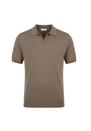 Polo in maglia a maniche corte color taupe con collo a V e bordi a costine su orlo e polsini, mostrata su sfondo bianco.