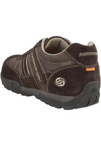 Chaussure de randonnée en cuir suédé marron avec une semelle en caoutchouc, des coutures beige contrastantes et un design texturé. Présente un profil bas et un col rembourré.