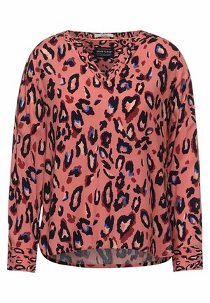 Blouse à manches longues de couleur rose avec un design de léopard en noir et des accents bleus, décolletée en V et coupe décontractée. Texture lisse, tissu léger.