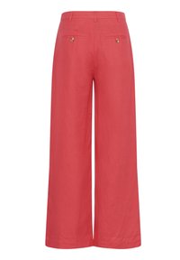Brede koraalkleurige broek met riemlussen en twee achterzakken, elk beveiligd met een enkele bruine knop, gezien van de achterkant.