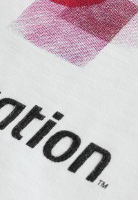 Canvasstof med en tekstureret hvid baggrund, prydet med et multicolor gradient kvadrat i rød og pink, samt fed sort tekst der står "løsning."