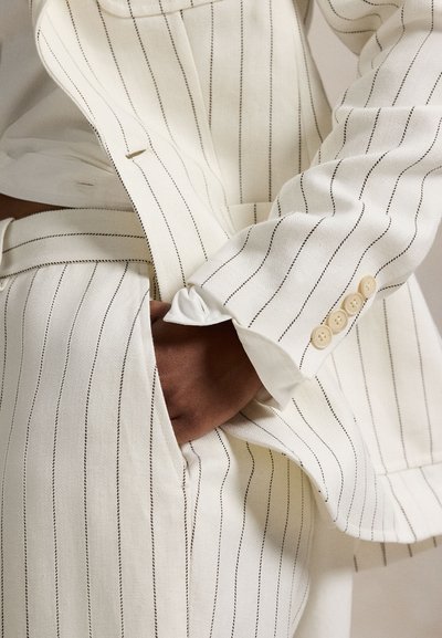 Σετ σακάκι και παντελόνι με λευκές ρίγες, με λεπτές καφέ ρίγες, διακοσμητικά κουμπιά και λεία υφή με εφαρμοστή κοπή και δομημένο σχέδιο.