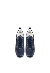 Sneakers navy in pelle liscia con inserti in tessuto decorato, dotati di lacci e cerniere decorative sui lati.