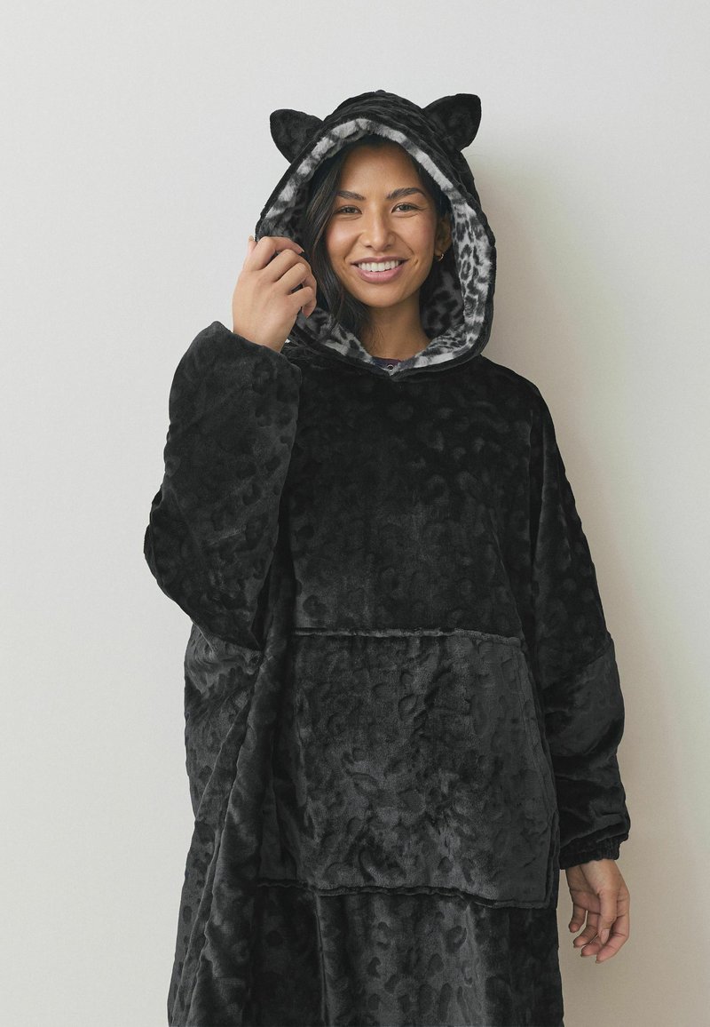 Czarna, oversized bluza z polaru z teksturowanym nadrukiem w panterkę, z podszewką w kapturze z uszami kota oraz przednią kieszenią. Miękki i przytulny materiał.