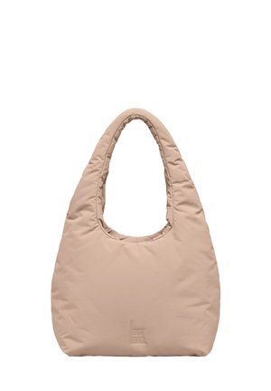 Sac hobo rembourré beige doux avec une large bandoulière et un logo subtilement embossé près du centre inférieur sur fond blanc.