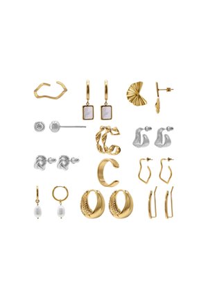 Collectie van oorbellen in gouden en zilveren tinten. Diverse ontwerpen omvatten ringen, studs en druppels met patronen en texturen zoals gedraaide en gladde oppervlakken.