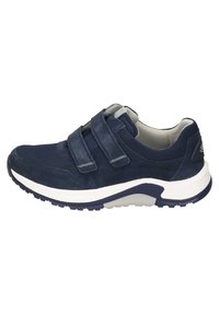 Zapatilla azul marino hecha de ante y malla con tiras de Velcro, una entresuela blanca y una suela de goma texturizada para mayor agarre.