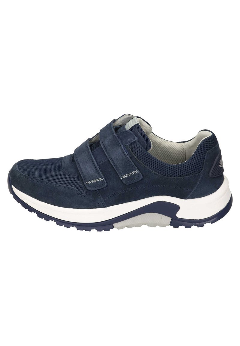 Zapatilla azul marino hecha de ante y malla con tiras de Velcro, una entresuela blanca y una suela de goma texturizada para mayor agarre.