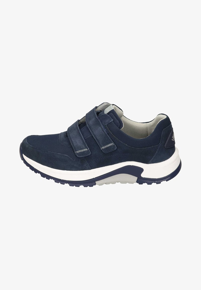 Zapatilla azul marino hecha de ante y malla con tiras de Velcro, una entresuela blanca y una suela de goma texturizada para mayor agarre.