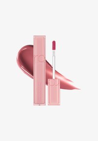 Teinture à lèvres liquide dans un tube rose doux avec un applicateur texturé ; accompagnée d'un échantillon rose brillant. Design élégant avec un branding minimal.