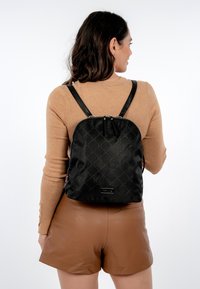 Essentials Linear Rugzak - Zwart | Officiële Shop