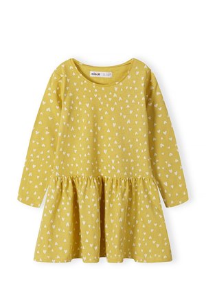 Robe jaune à manches longues avec une jupe froncée, présentant un motif de petits cœurs blancs. Fabriquée en tissu doux et texturé. Encolure ronde.